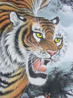野生の本性剥き出しの虎の迫力が伝わってきます。虎の掛け軸　高級美術印刷　深渓の猛虎